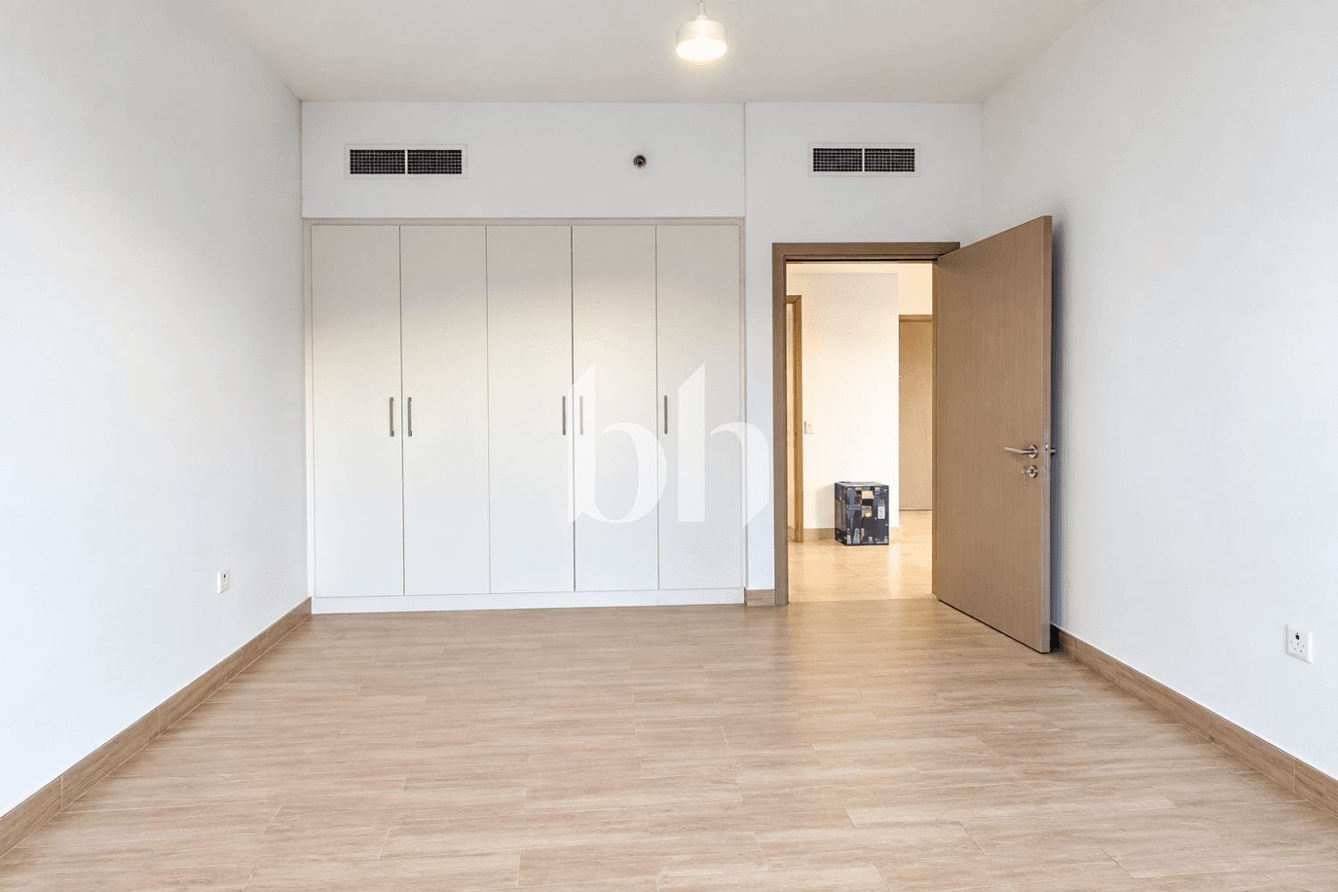 Cyan Beach Residence — photograph 2