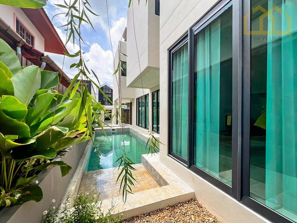 Modern Pool Villa in Mueang Phuket — photograph 2