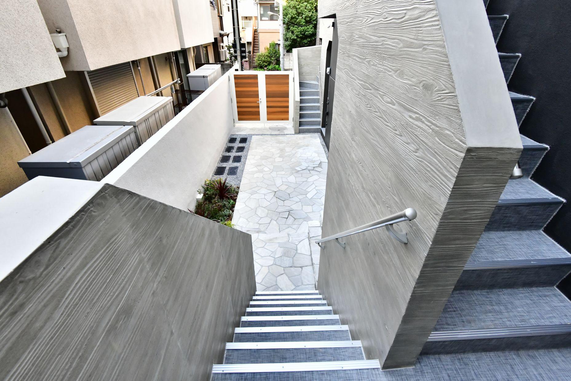 Apartment Building in Shibuya-ku, Tokyo — photograph 3