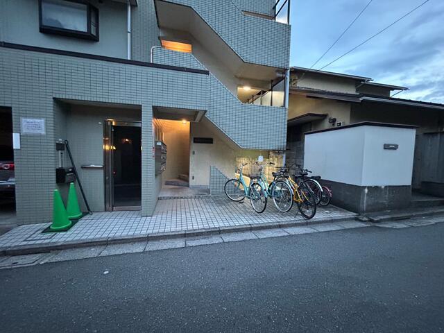 Apartment Building in Nerima-ku, Tokyo — photograph 3