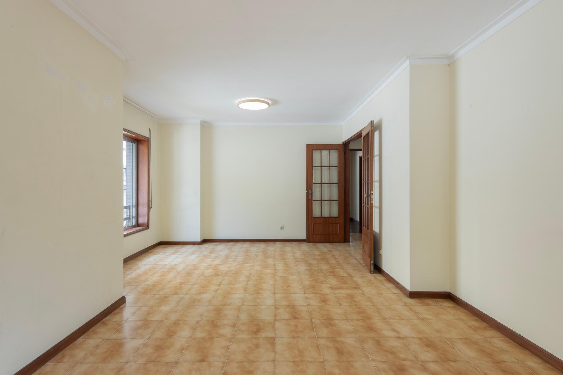 3-Bedroom Apartment in Bonfim, Porto — photograph 3