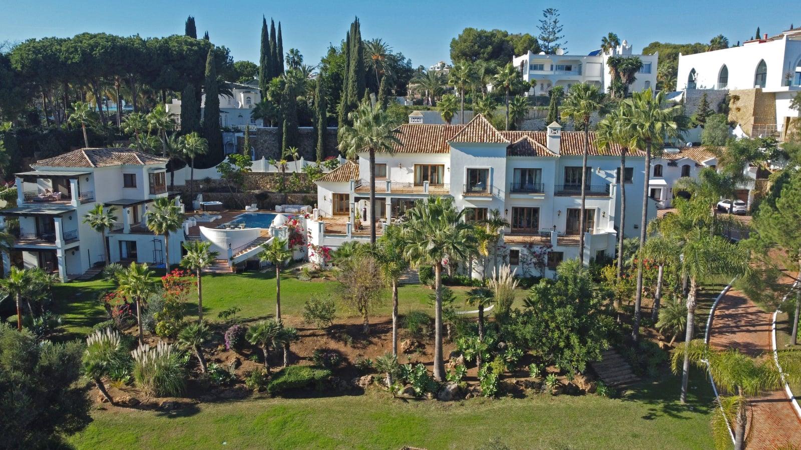 Apartments in Paraíso, Benahavís (AGP-00724) — photograph 1